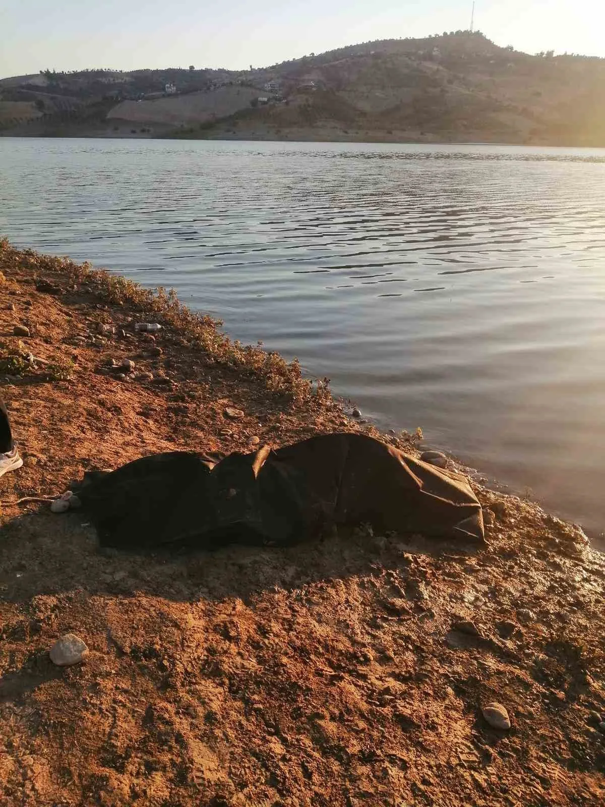 Balık tutmaya gittiği yerde aracıyla göle düşen şahıs hayatını kaybetti