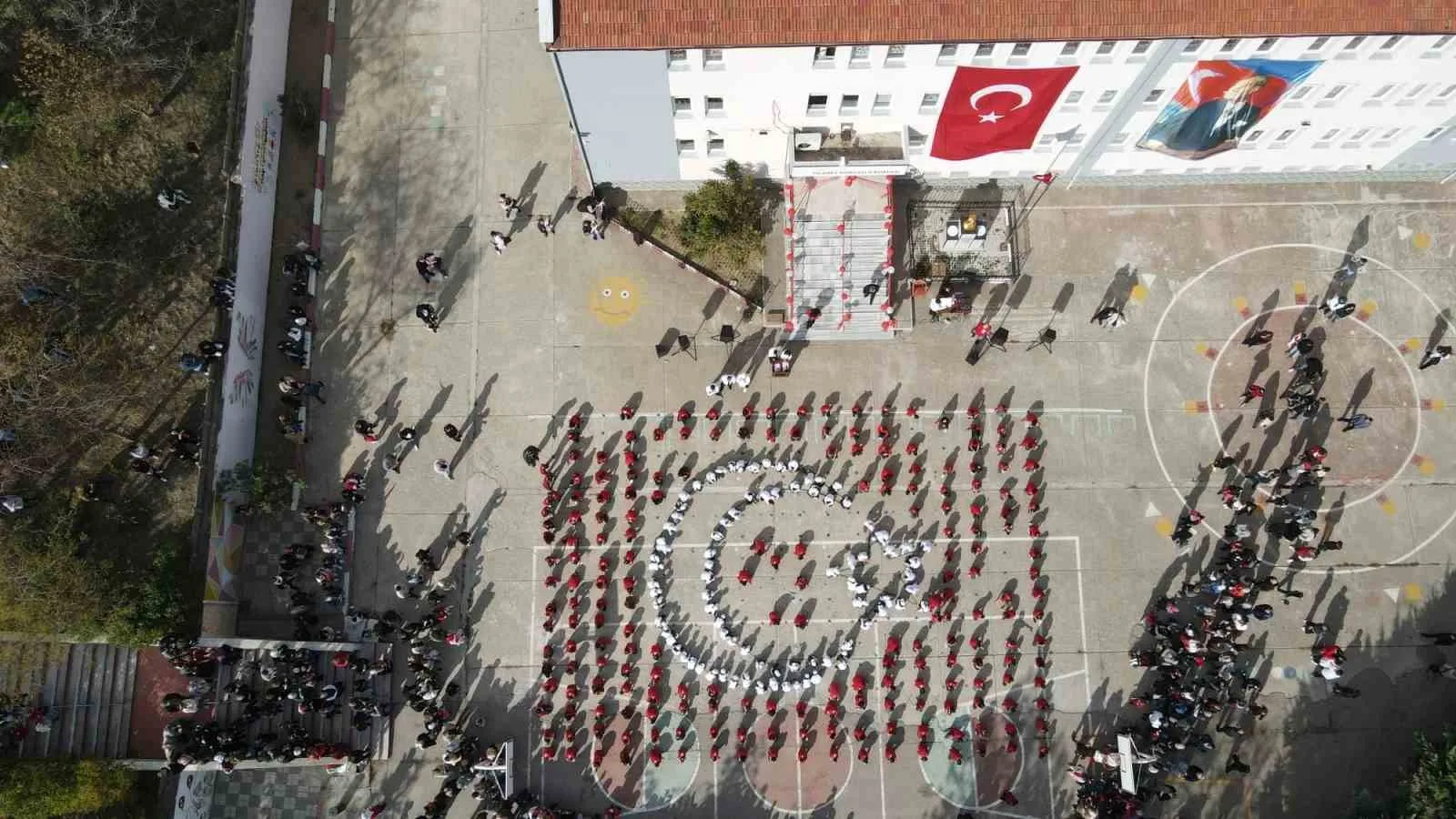 Bandırma’da öğrenciler “Ay Yıldız ” kareografisi oluşturdu