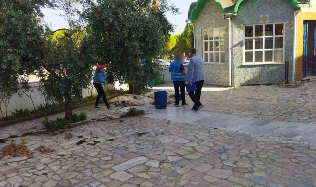 BANDIRMA'DAKİ CAMİLERİ YÜKÜMLÜLER TEMİZLEDİ