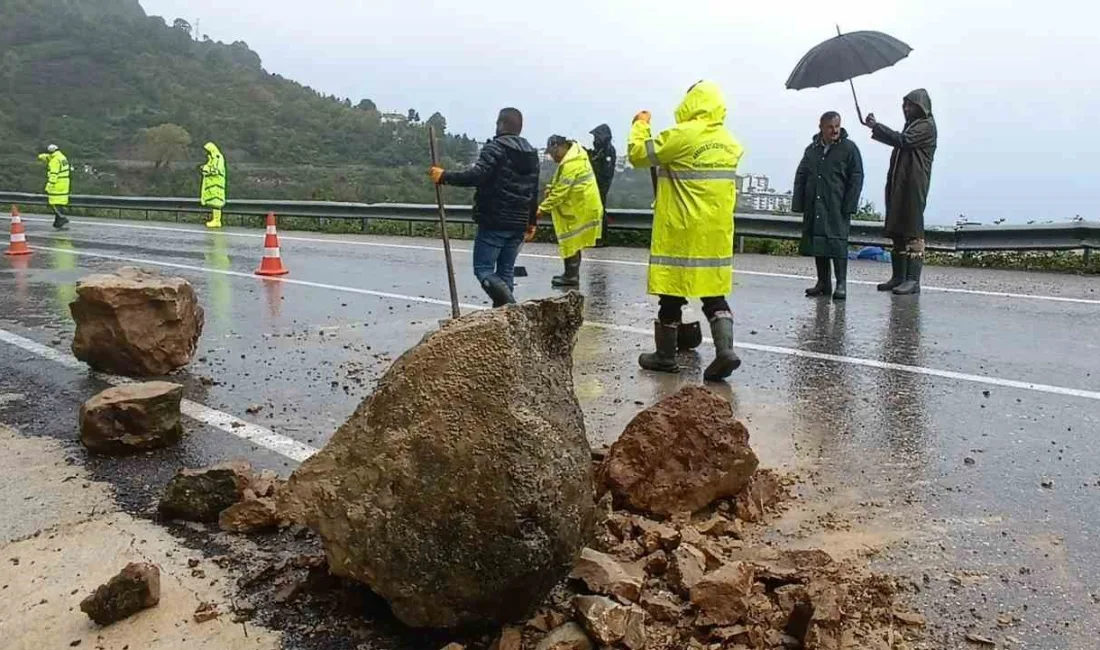 BARTIN-CİDE KARAYOLUNA DEV KAYALAR