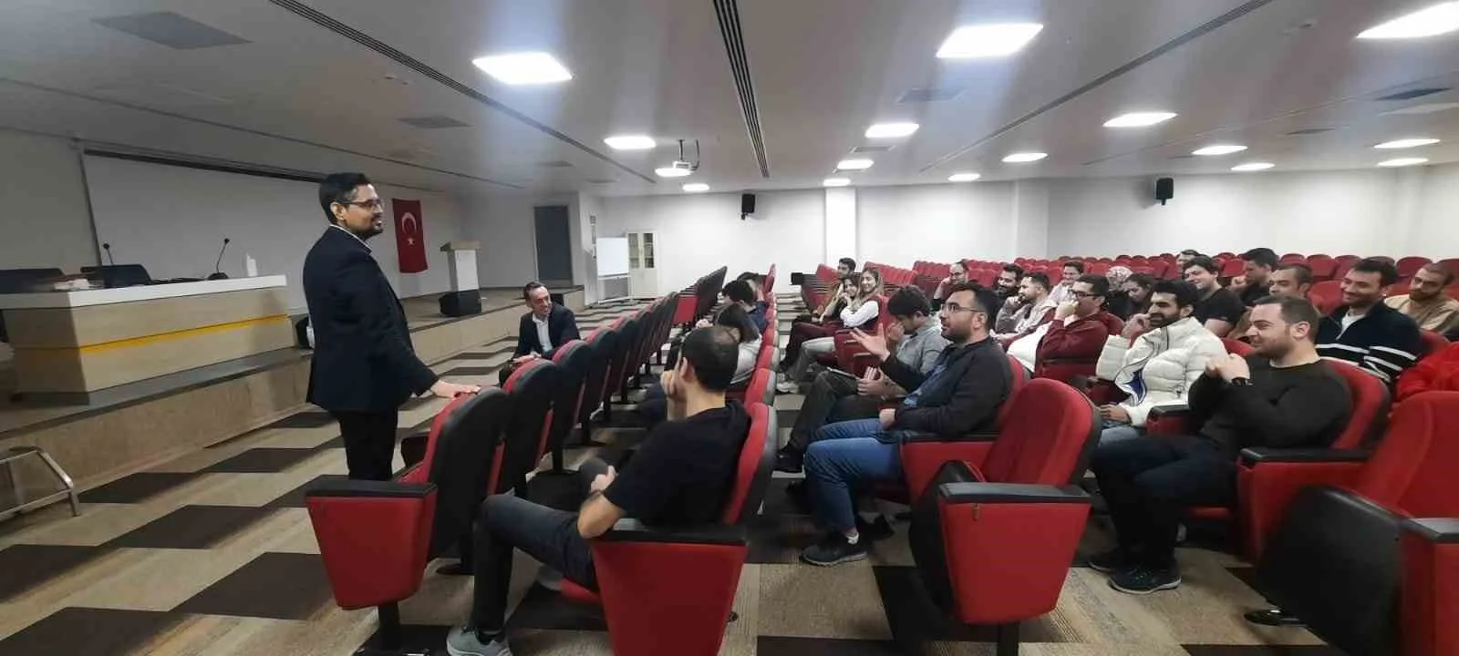 Başhekim Ergenç, yeni atanan acil uzmanları ve pratisyen hekimlerle bir araya geldi