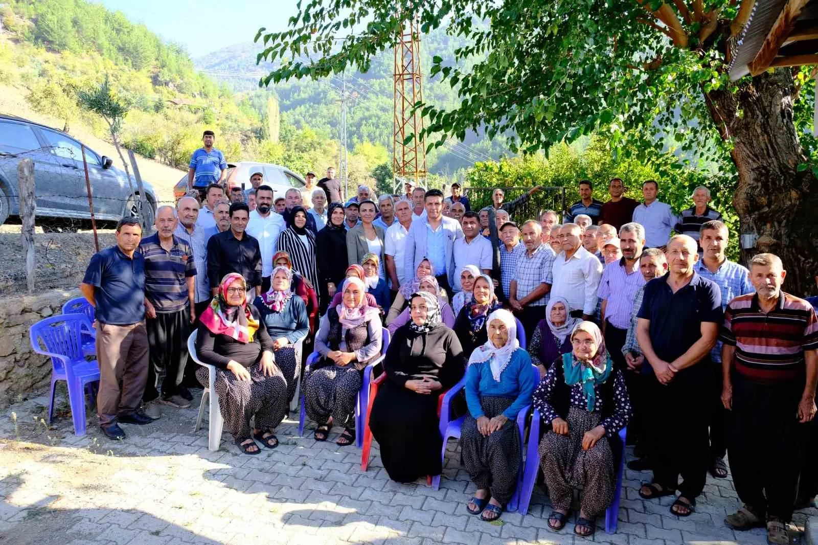 Başkan Atlı’ya köylü sorunlarını sazlı sözlü anlattı