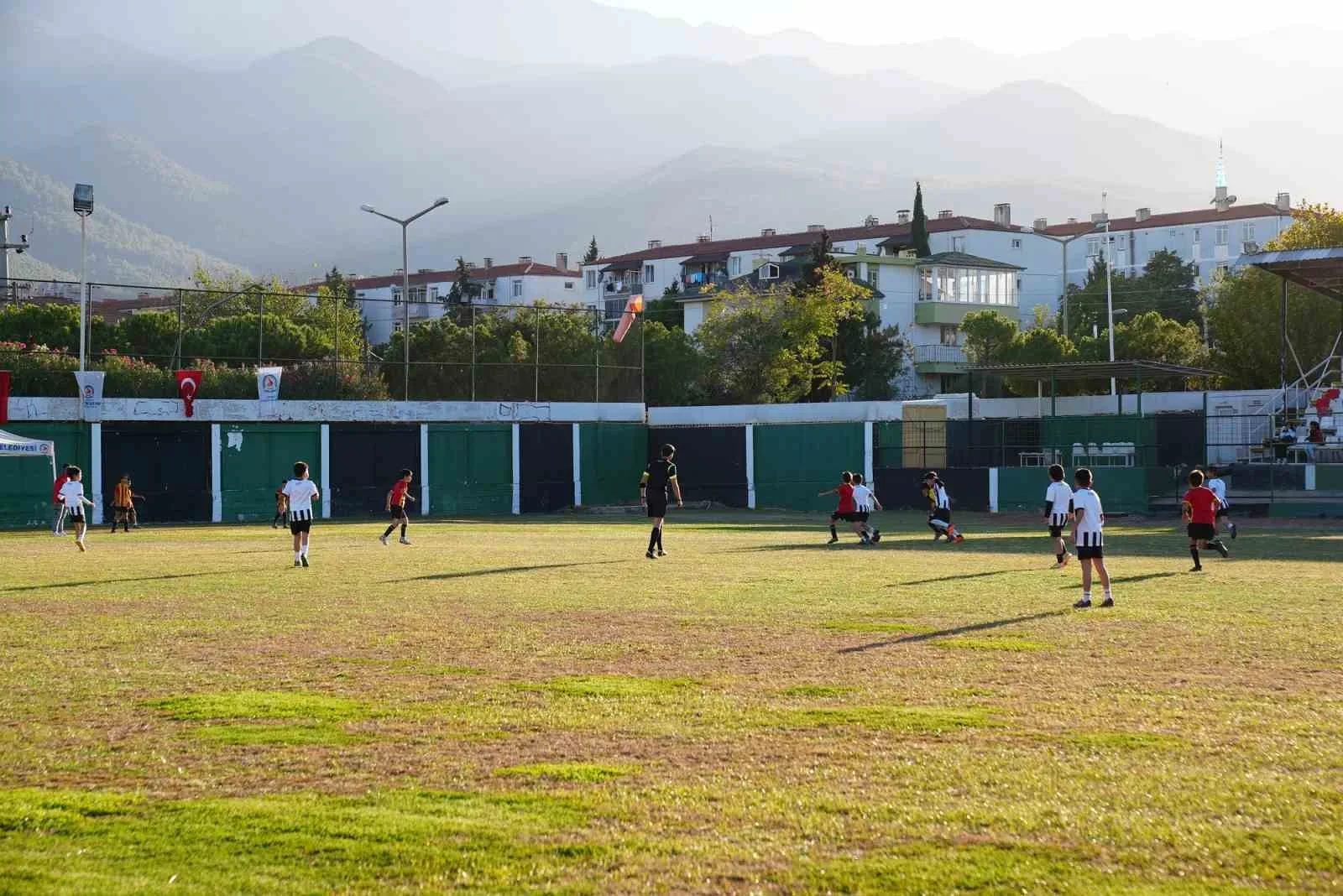 Başkan Çavuşoğlu; “29 Ekim coşkusunu futbol ile yaşıyoruz”