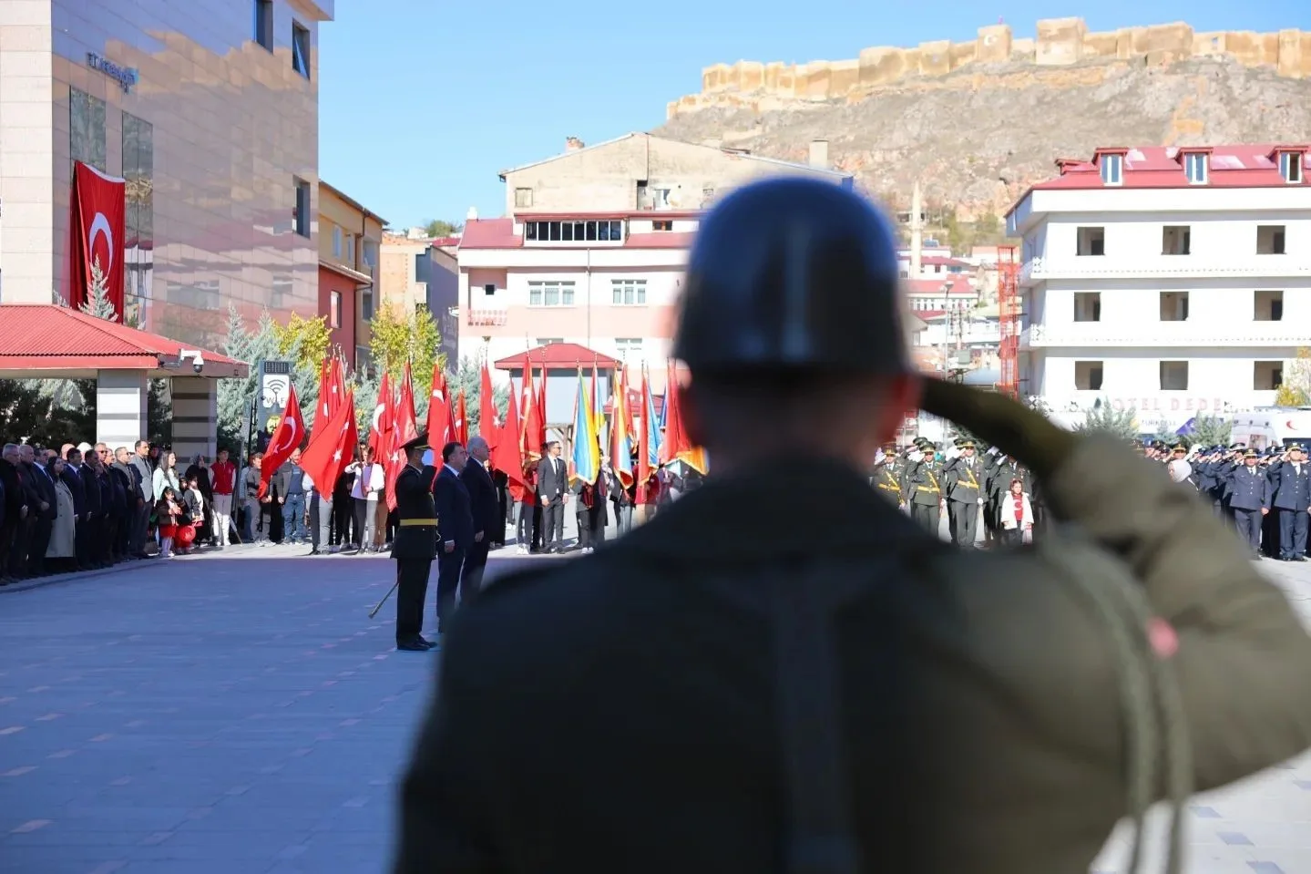 Bayburt’ta 29 Ekim kutlamaları çelenk sunumuyla başladı