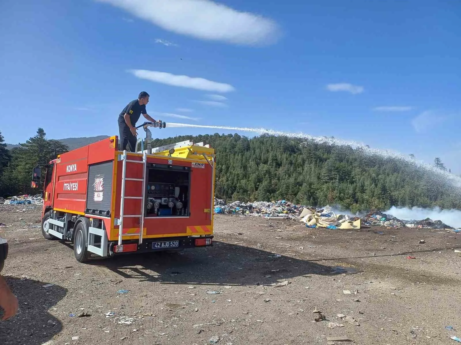 Beyşehir’de çöp toplama merkezinde çıkan yangın söndürüldü