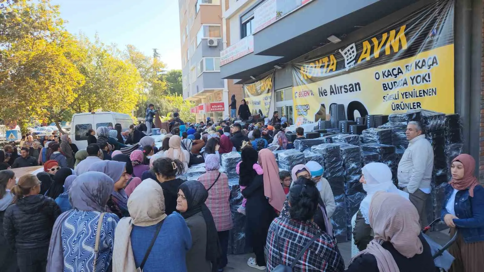 Bir züccaciye mağazasının “ne alırsan 100 lira” kampanyası uzun kuyruklara neden oldu