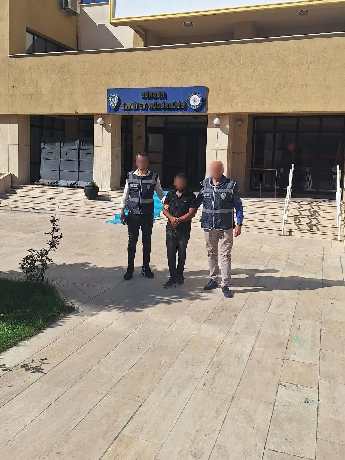 Burdur’da camideki sadaka kutusundan para çalan hırsız tutuklandı