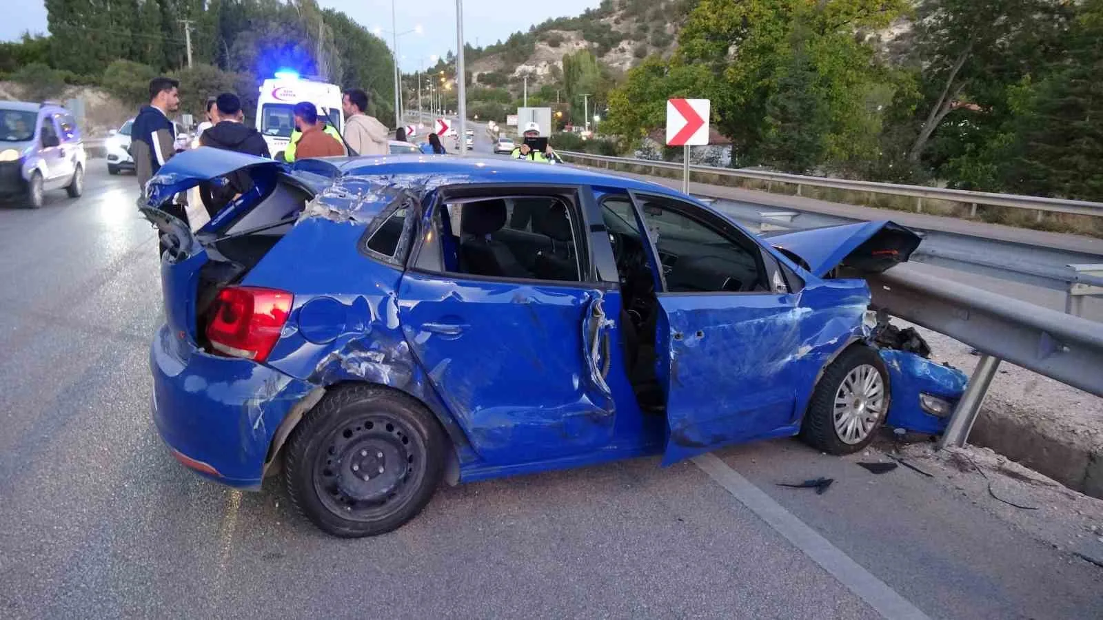 Burdur’da kontrolden çıkan otomobil önce bariyere sonra traktöre çarptı: 5 yaralı