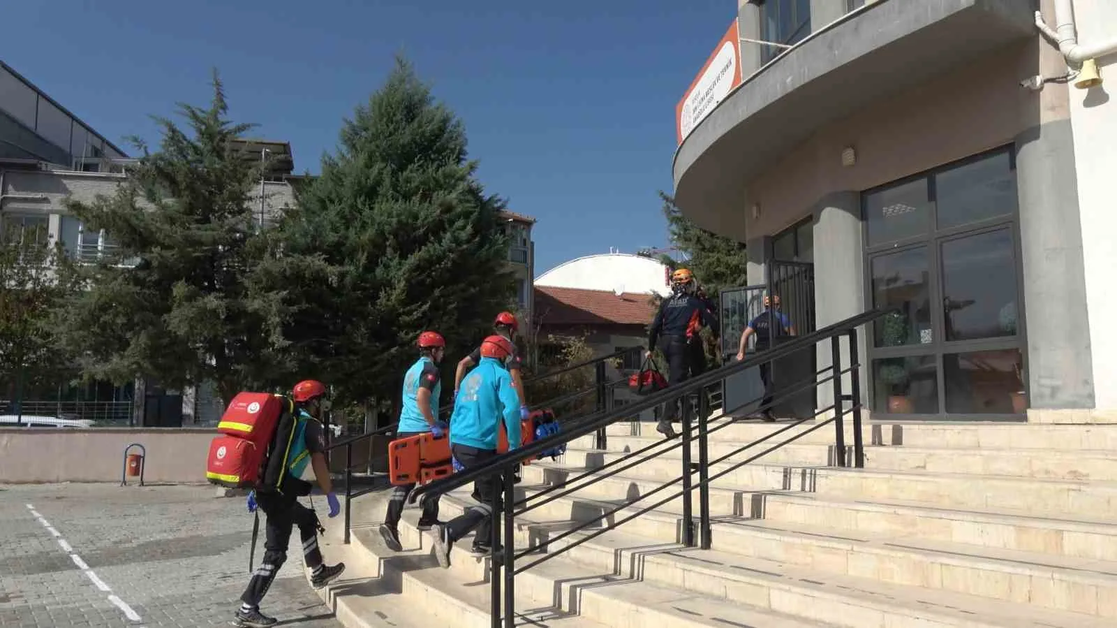 Burdur’da okuldaki deprem tatbikatı gerçeği aratmadı