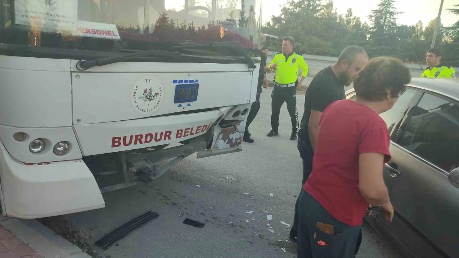 Burdur’da otomobil ile belediye otobüsü çarpıştı: 1 yaralı