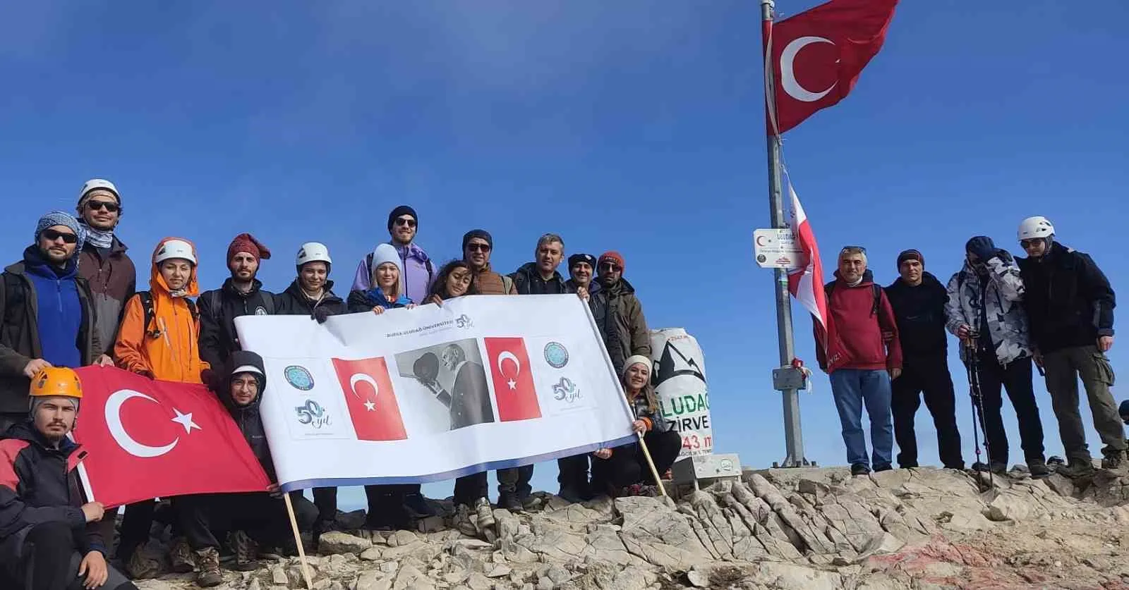 BUÜ Uludağ’ın zirvesinde Cumhuriyet Bayramı’nı kutladı