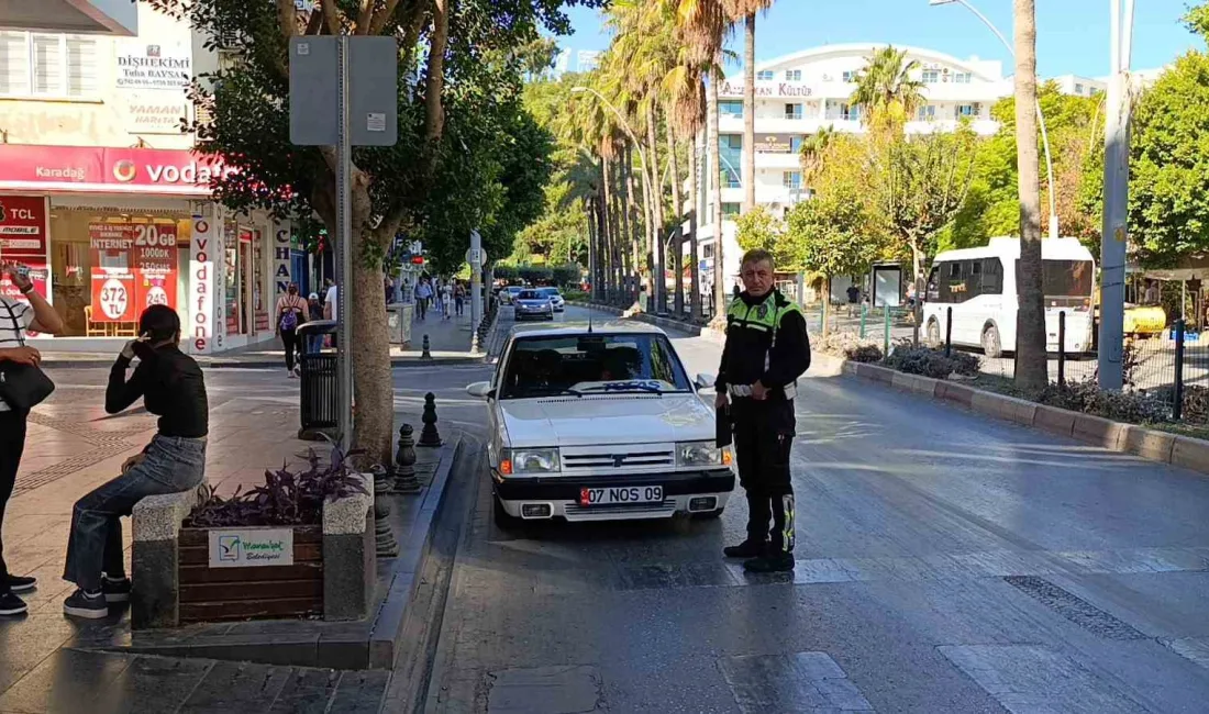 ANTALYA’DA CADDE ÜZERİNDE YAYA