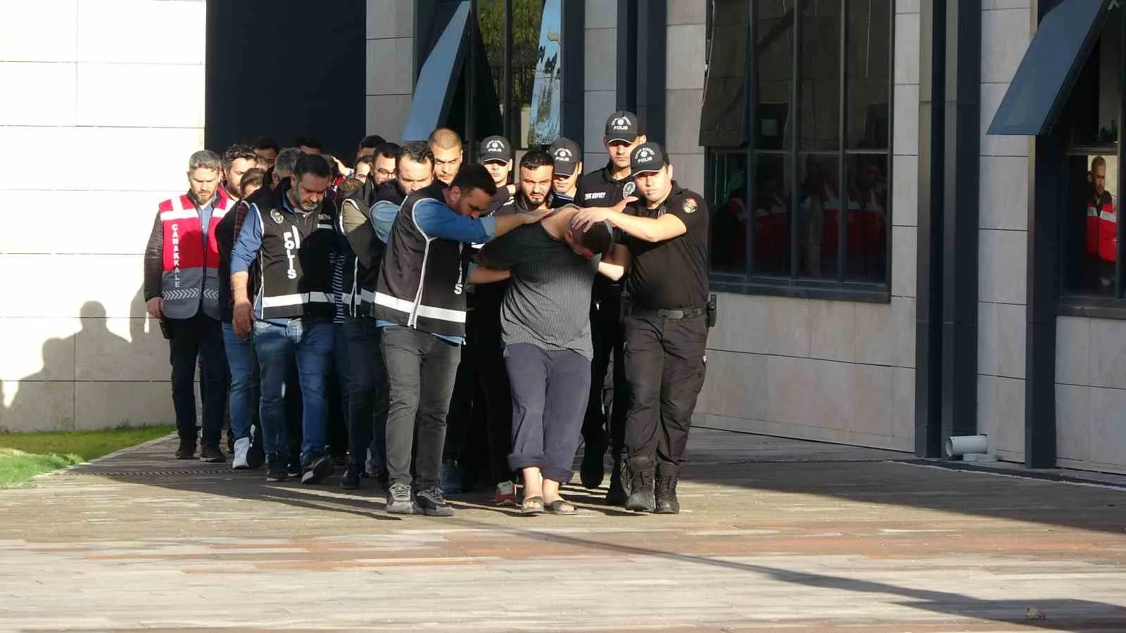 Çanakkale’de polis merkezi önündeki silahlı çatışmaya 8 tutuklama