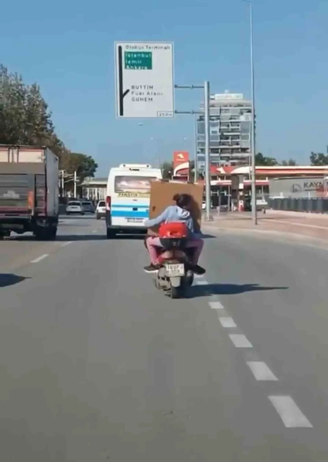 Çocuğunun canını hiçe saydı…Tehlikeli yolculuk kamerada