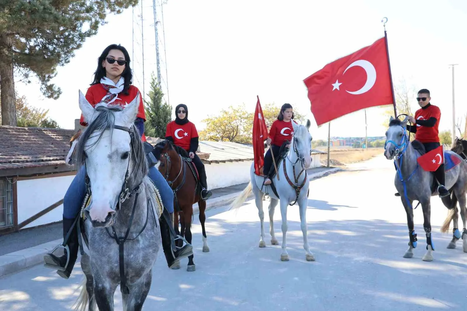 Cumhuriyet Bayramı’nı ata binerek kutladılar