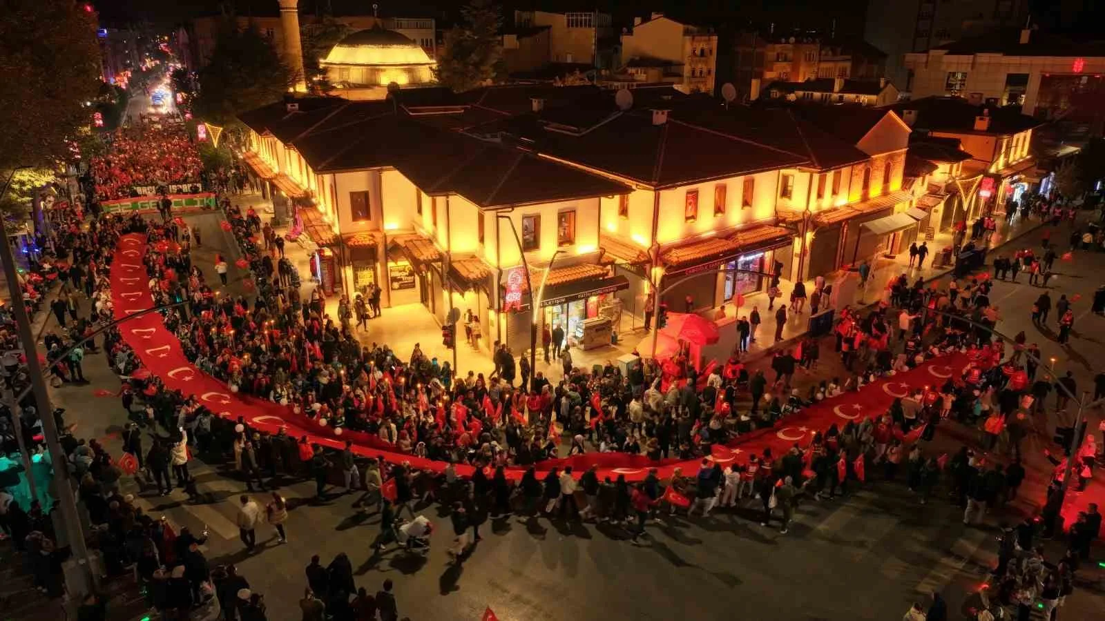 Cumhuriyetin 101’inci yılında binlerce vatandaş fener alayı coşkusu yaşadı