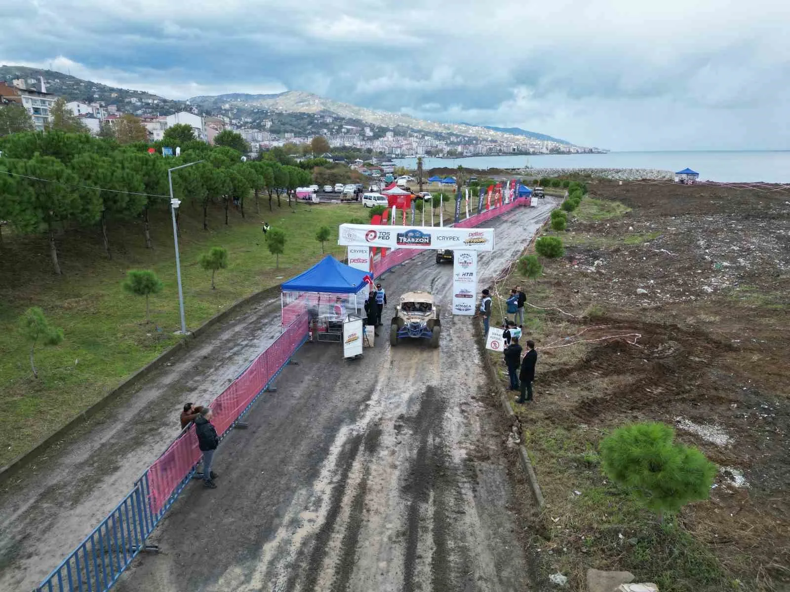 Deniz kenarında yapılan zorlu Off-Road yarışları nefesleri kesti