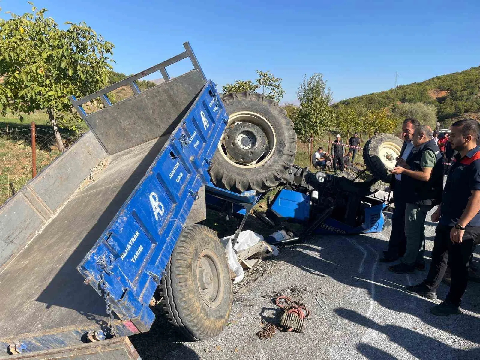 Devrilen traktörün altında kalan sürücü hayatını kaybetti