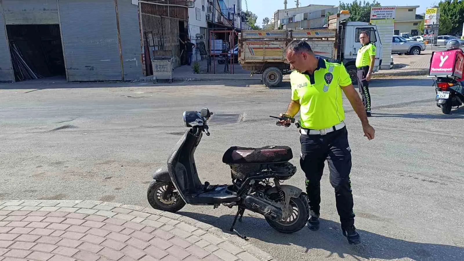 Devrilerek sürüklenen elektrikli bisikletin sürücüsü hastanelik oldu