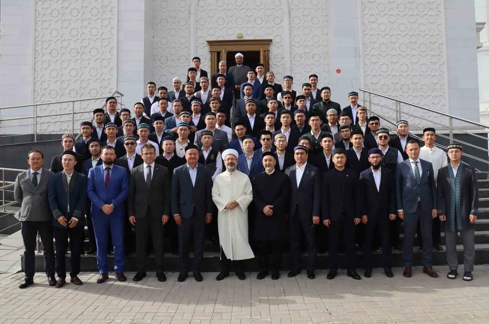 Diyanet İşleri Başkanı Erbaş, Kazakistan’da bir dizi ziyarette bulundu