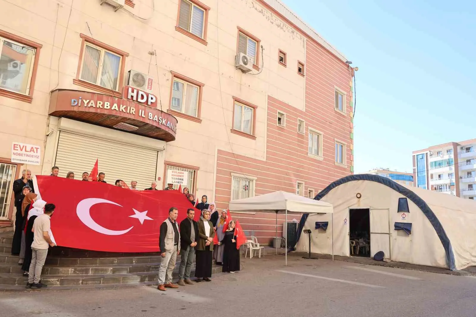 Diyarbakır anneleri TUSAŞ saldırısı nedeniyle PKK’yı lanetledi