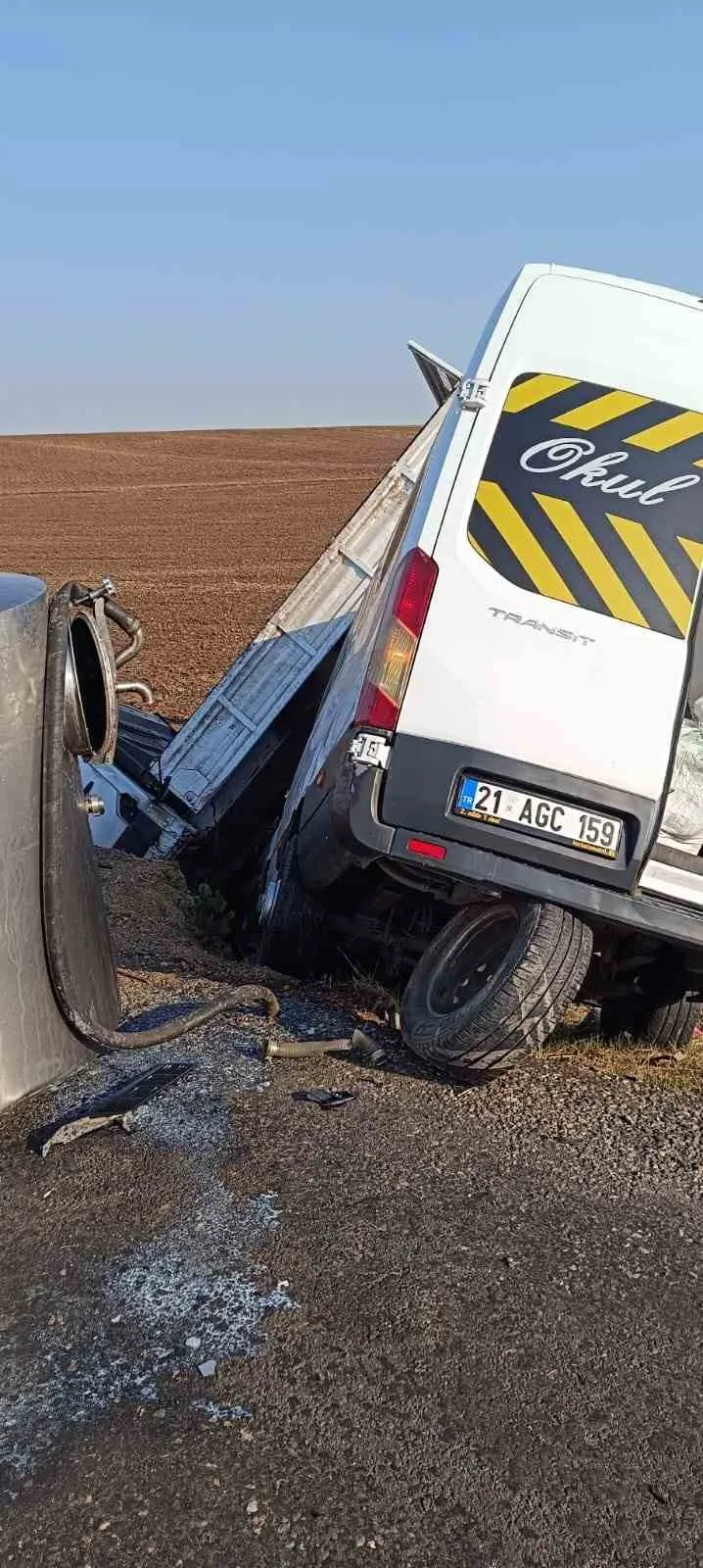 Diyarbakır’da 3 aracın karıştığı kazada 12’si öğretmen 14 yaralı