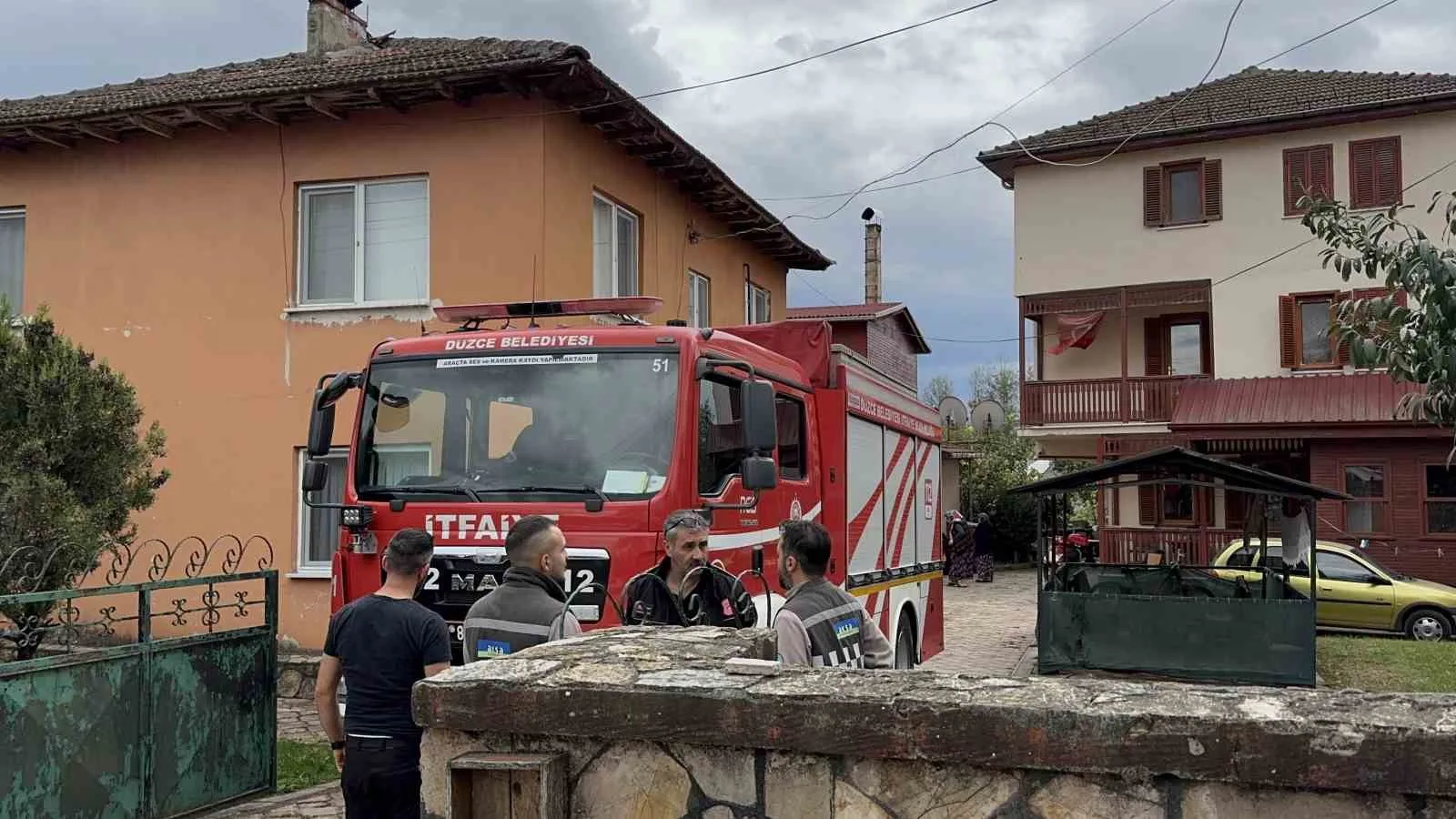 Düzce’de iki mahallede çıkan yangınlar kısa sürede söndürüldü