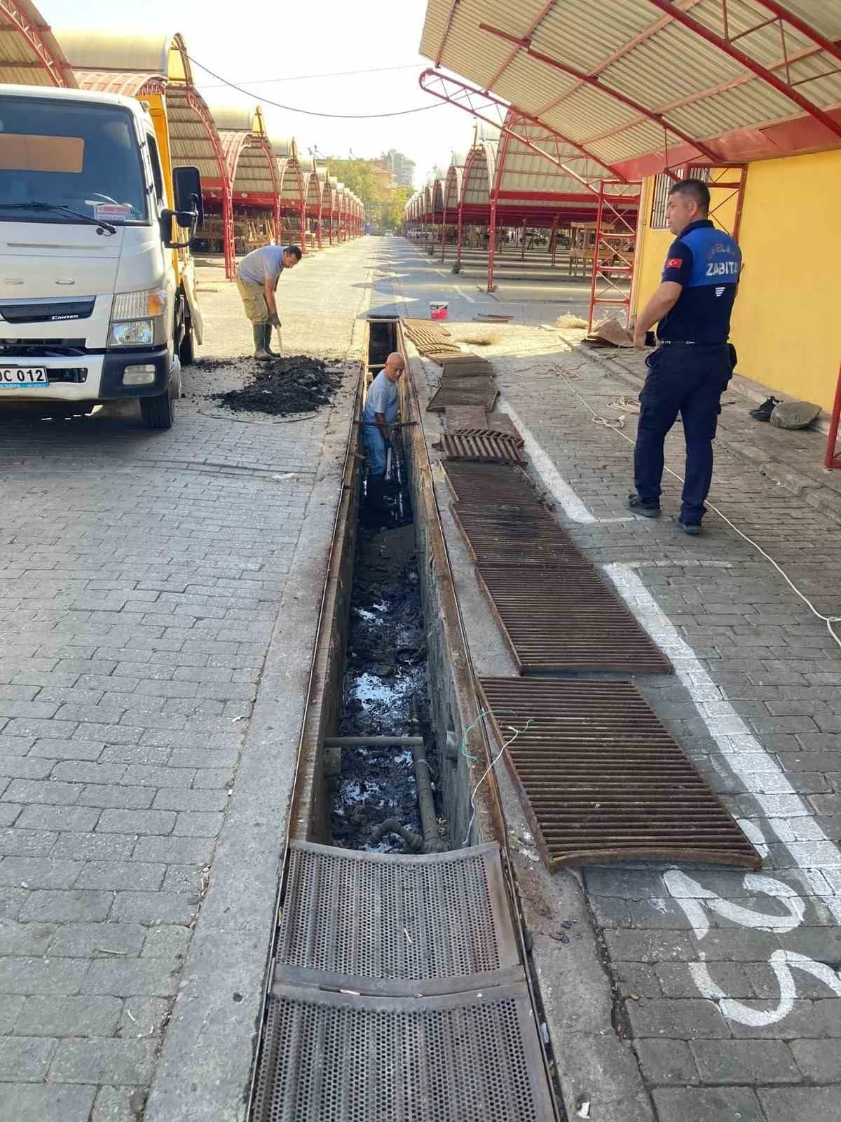 Efekent Pazar Yeri’nde mazgallar temizlendi