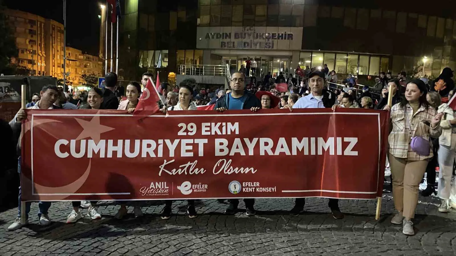 Efeler Belediyesi, ‘Cumhuriyet Bayramı’nı fener alayı ile taçlandırdı