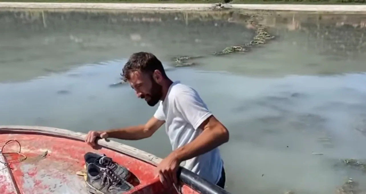 Eğirdir Gölü’ne motorlu kayıkla açılan 4 kişi gölün ortasında çamura saplandı