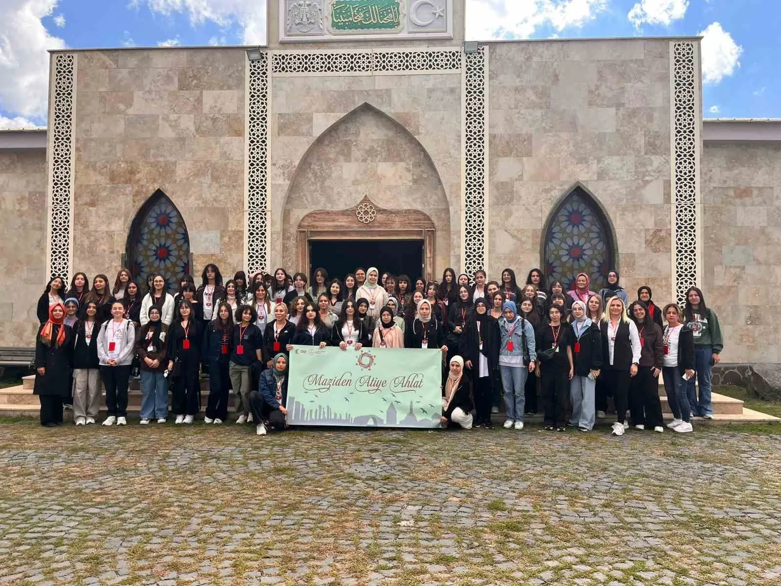 Eskişehirli öğrencilerin katıldığı ’Maziden Âtiye Ahlat’ programı başladı