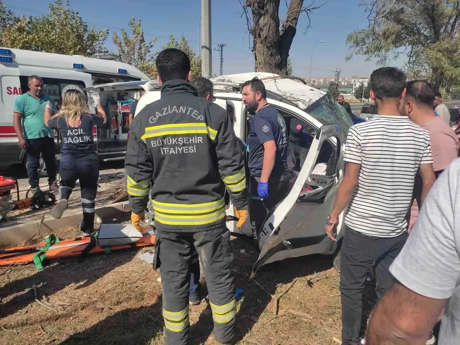 Gaziantep’te kontrolden çıkan araç ağaca çarparak durabildi: 2 yaralı