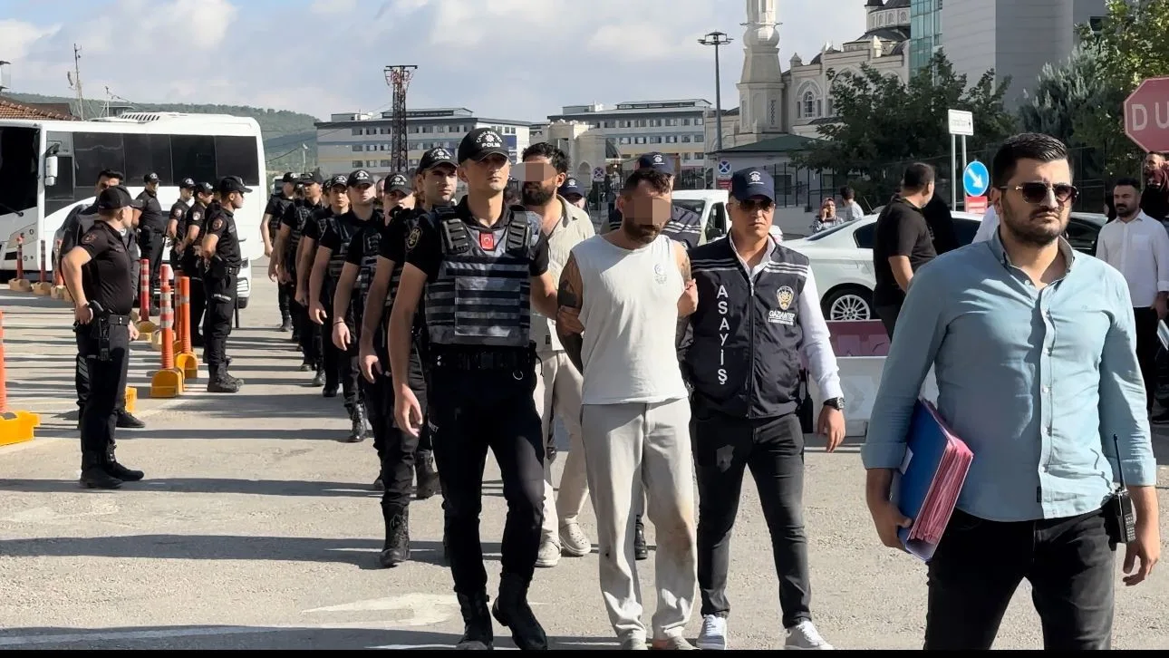 Gaziantep’te uzun namlulu silahlarla husumetlilerini tehdit eden şahıslar adliyede