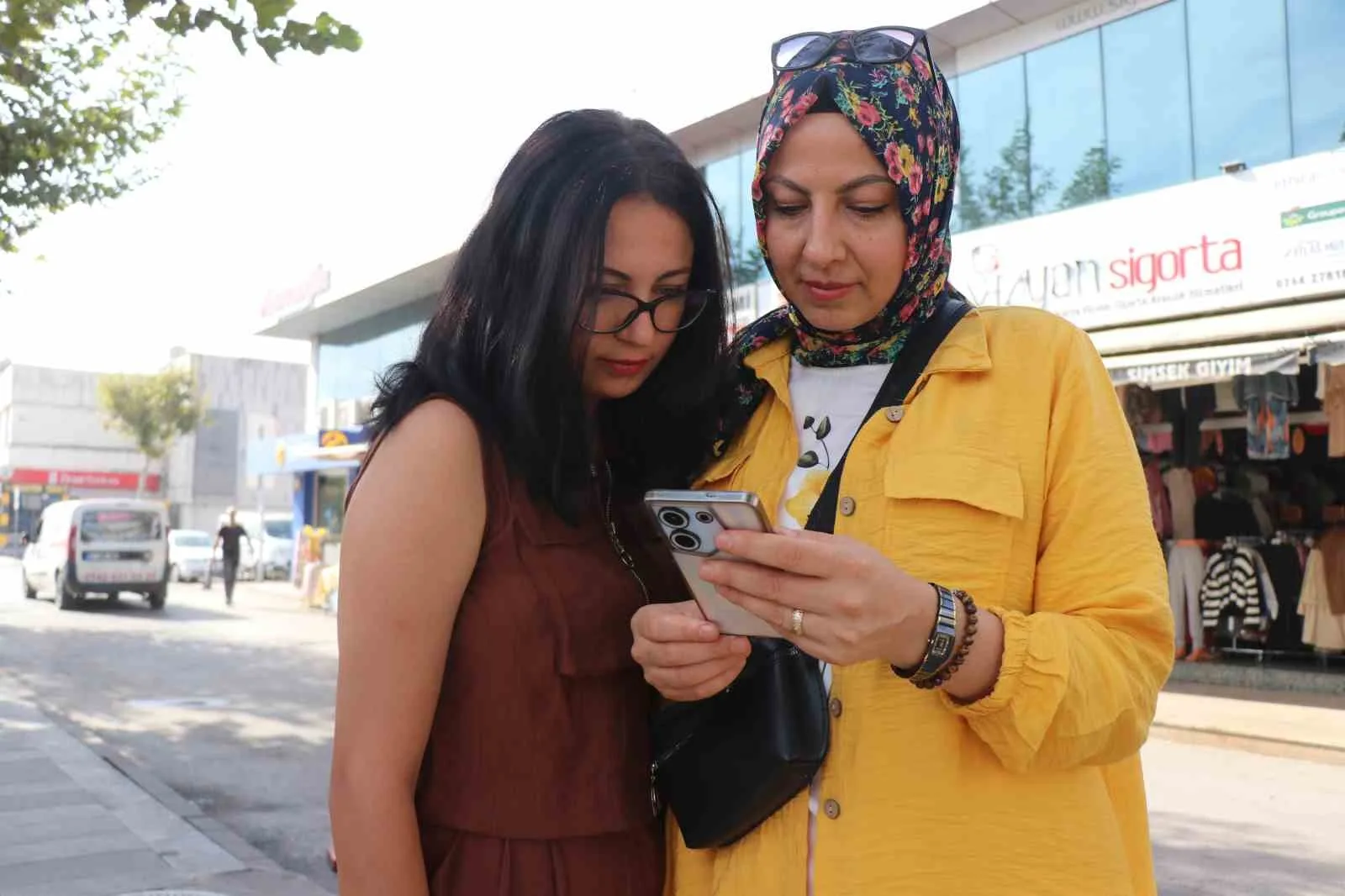 Genç kızın telefonunu çantadan çaldı, hiçbir şey olmamış gibi yoluna devam etti