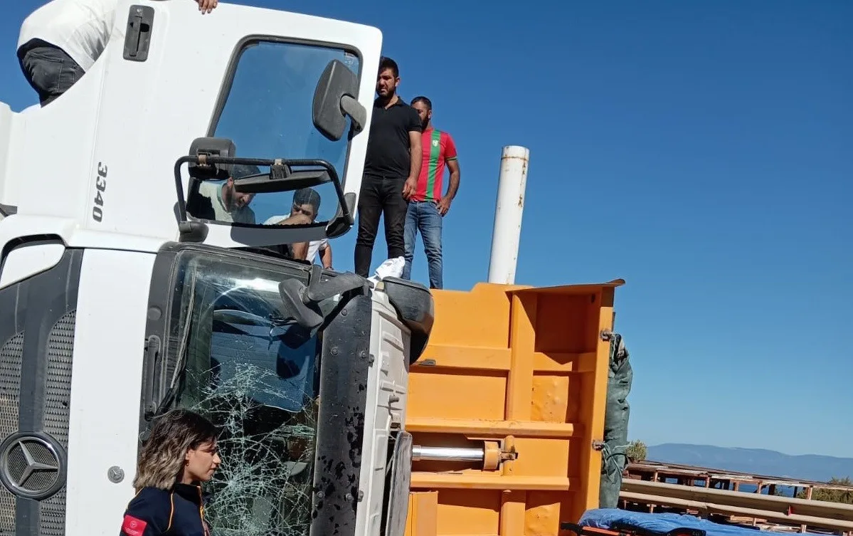 Hafriyat kamyonu devrildi, yol 2 saat trafiğe kapandı