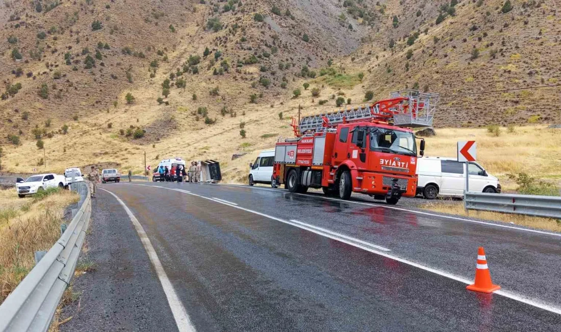 HAKKARİ’DE YOLDA ÇIKAN KAMYONETİN