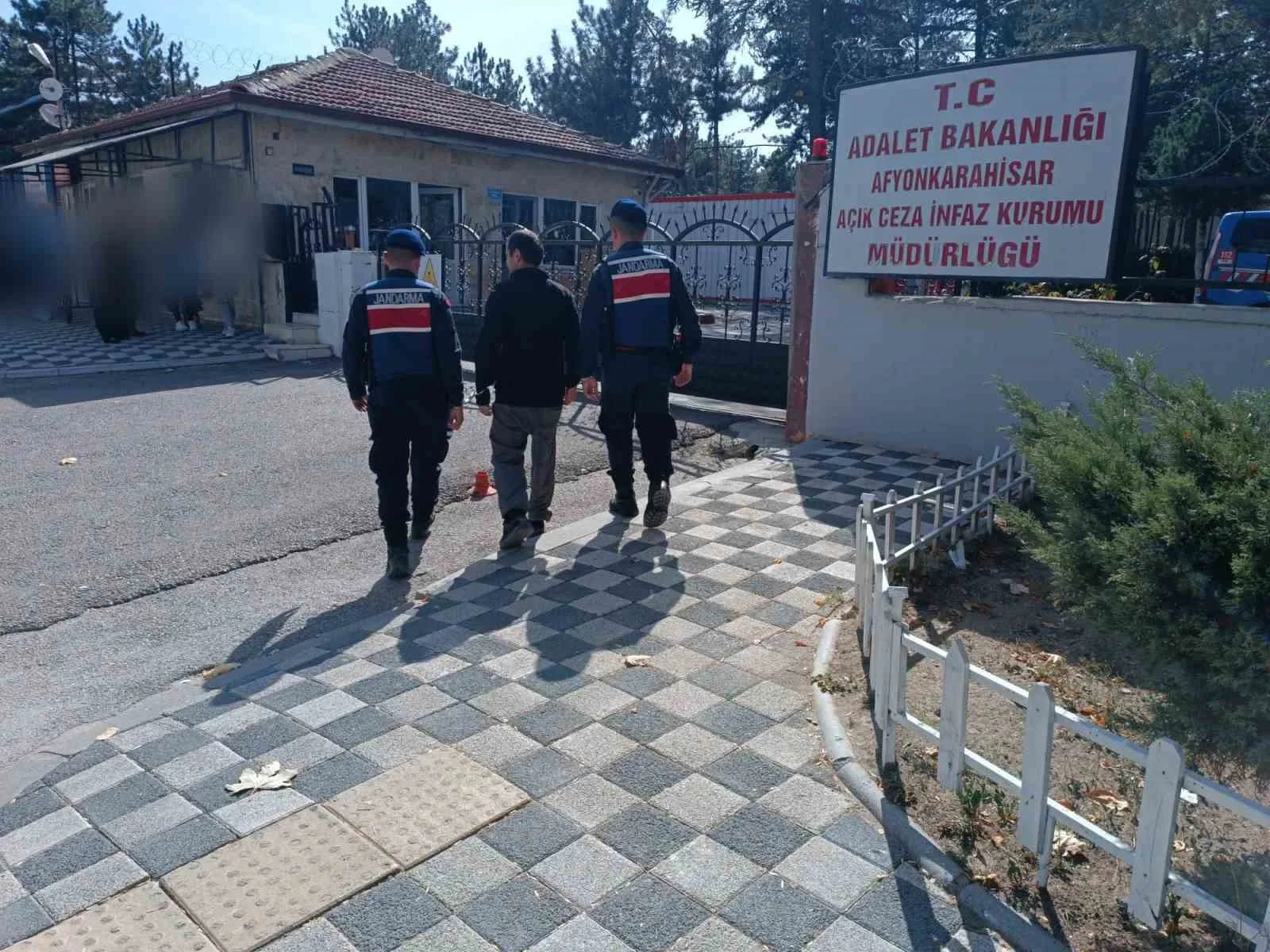 Hırsızlık suçundan aranan şahsı jandarma yakaladı