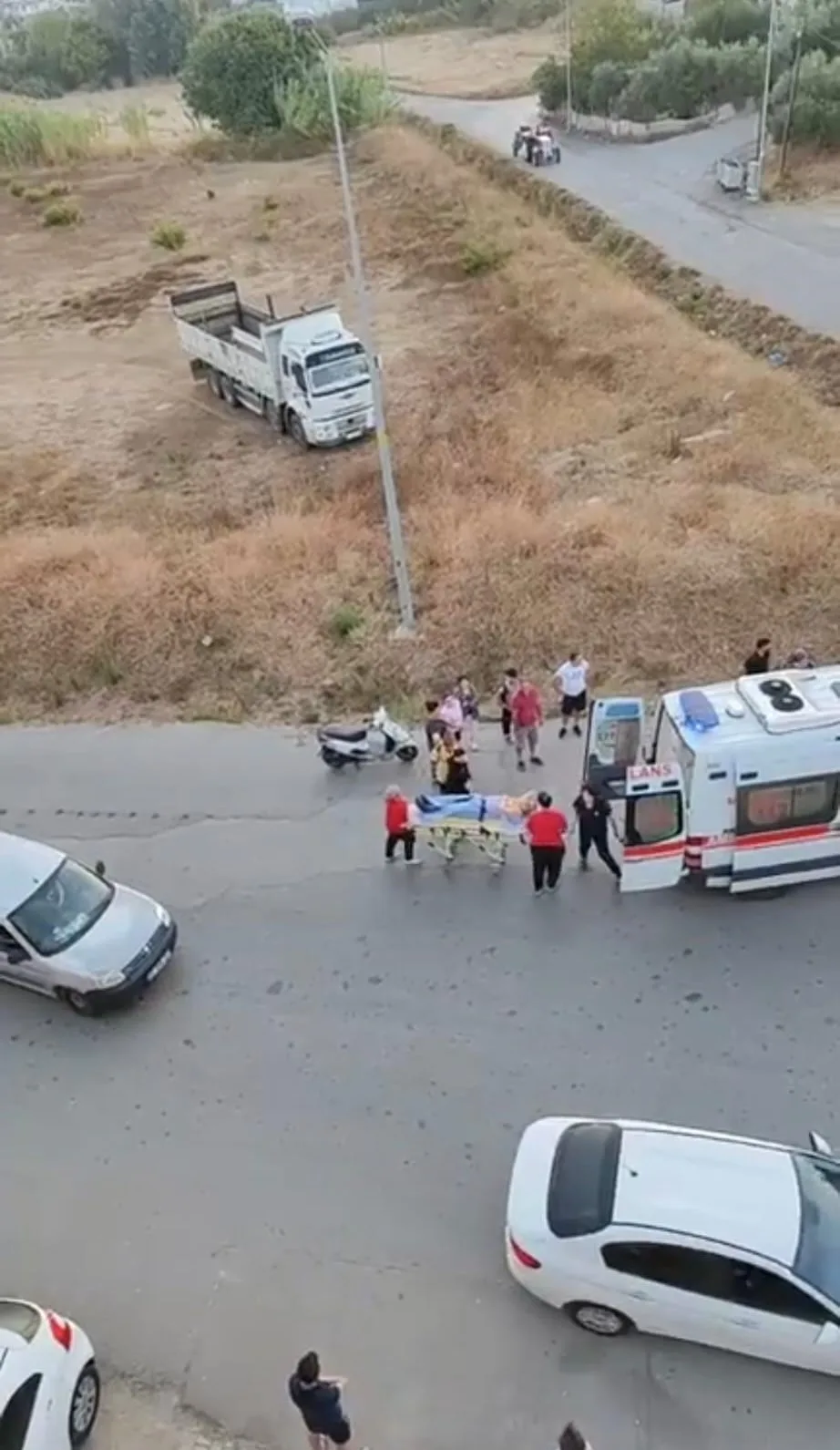 İşe gitmek üzere servis aracı bekleyenler kurşun yağmuruna tutuldu: 1 yaralı