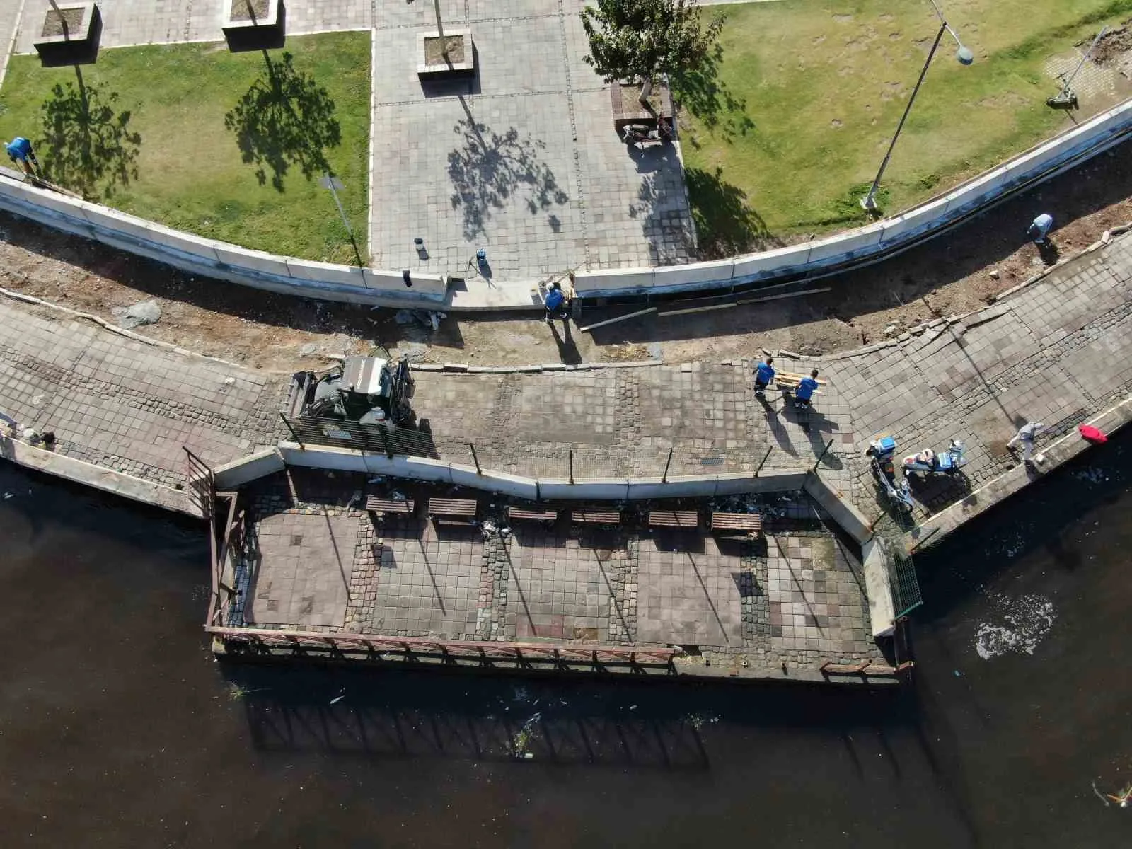 İzmir Kordon’da deniz taşkınlarına karşı beton bariyerlerin kurulumuna başlandı