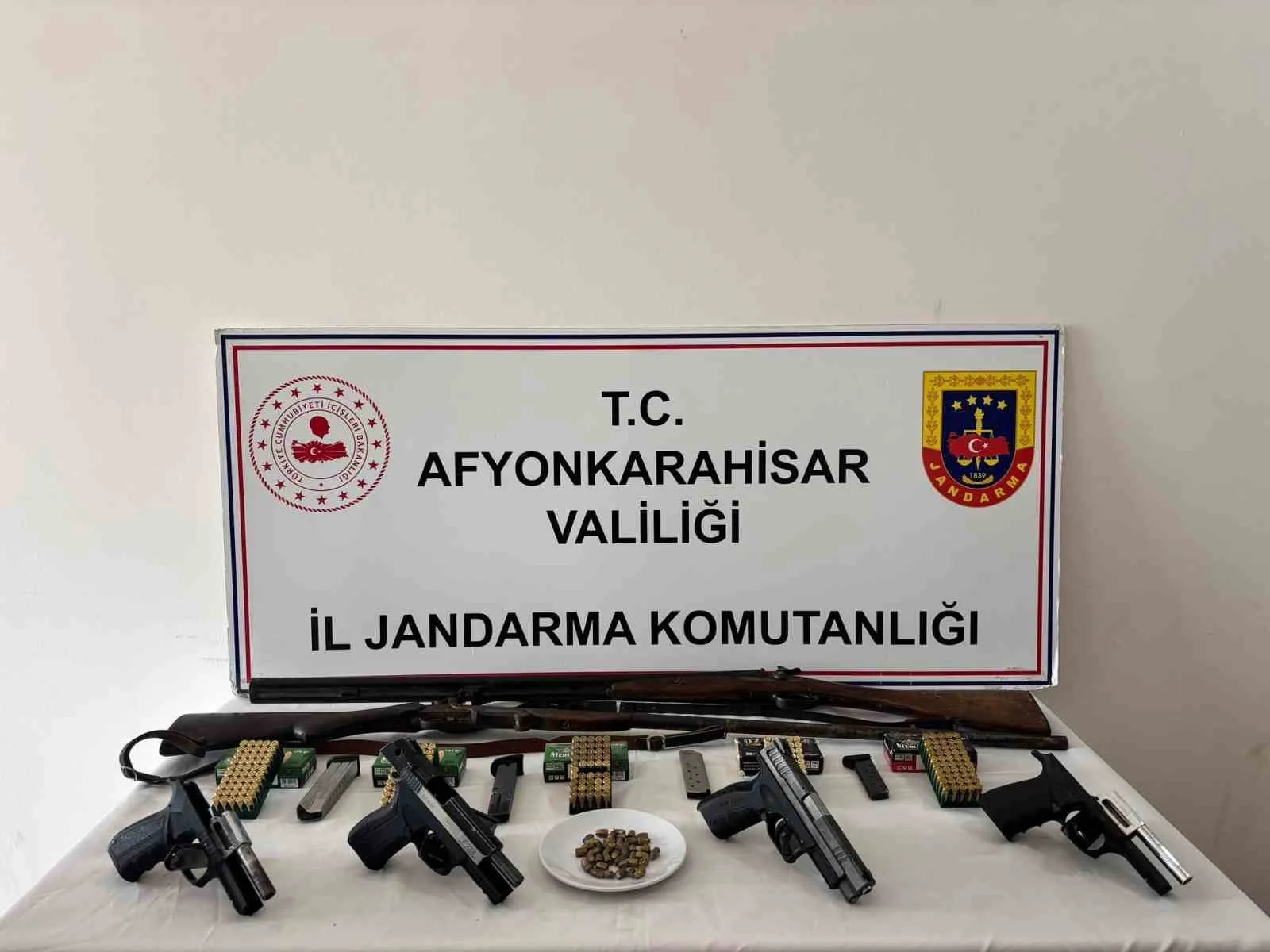 Kaçak silah satışı yapmaya hazırlanırken jandarmaya yakalandı