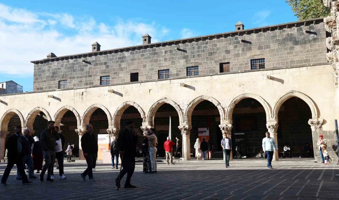 ULU CAMİ ZİYARETÇİ AKININA