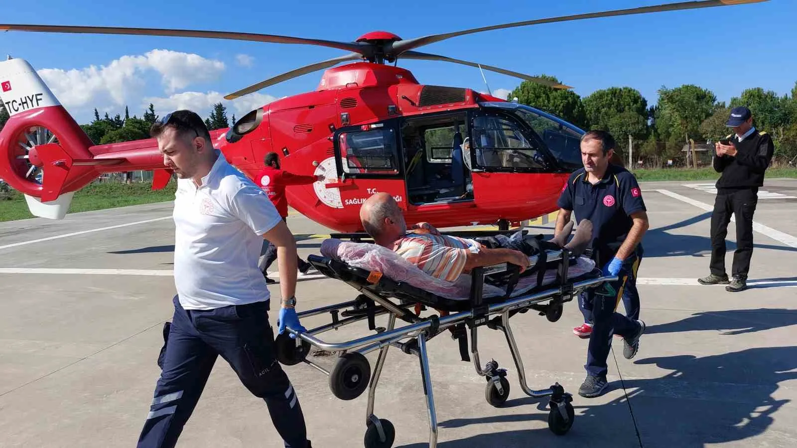 Kalp krizi geçiren yaşlı adamın yardımına ambulans helikopter yetişti