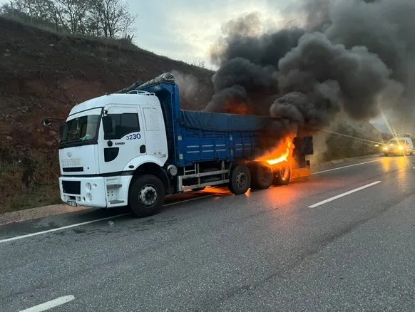 DÜZCE’DE LASTİKLERİNDEN TUTUŞAN KAMYON