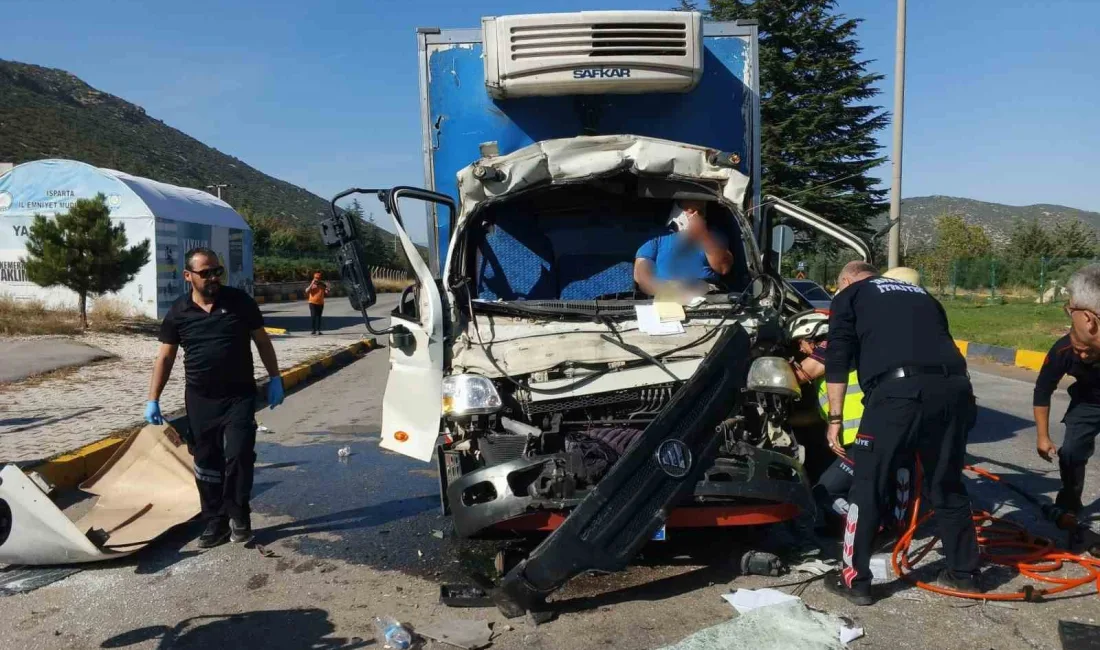 ISPARTA’DA KAMYONET KIRMIZI IŞIKTA