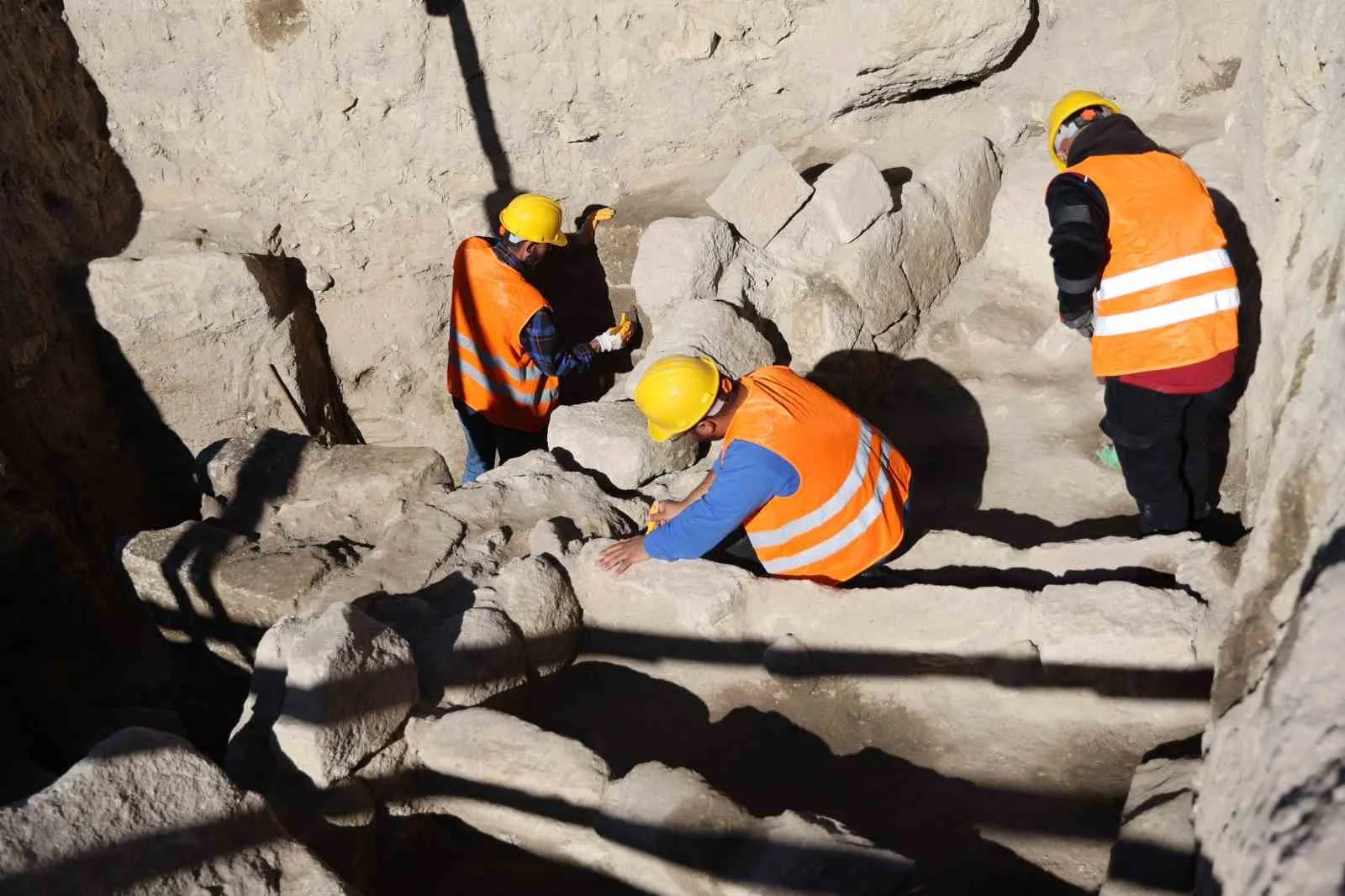 Kapadokya’da trafiğe kapatılan yolun altından toplu mezar çıktı