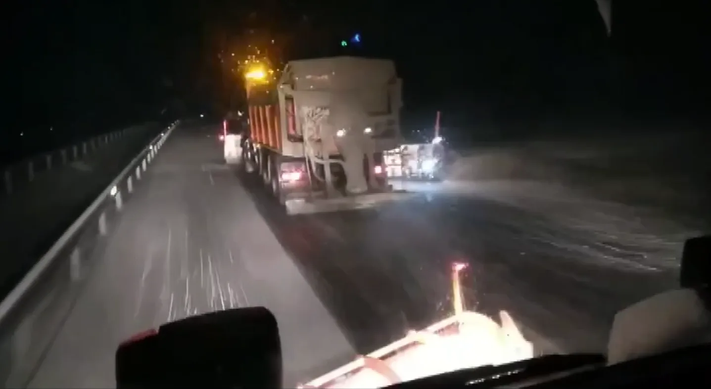 Karayolları ekiplerince 2 bin 400 rakımlı Kop Dağ’ında tuzlama çalışması yapıldı