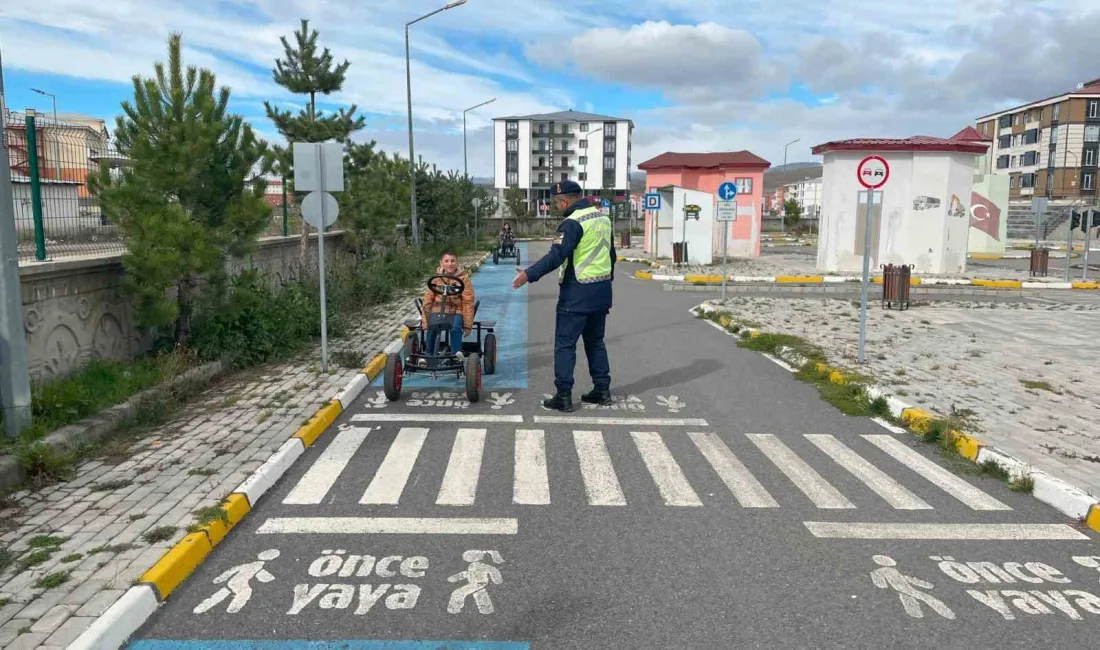 KARS'TA JANDARMA ÖĞRENCİLERE TRAFİK