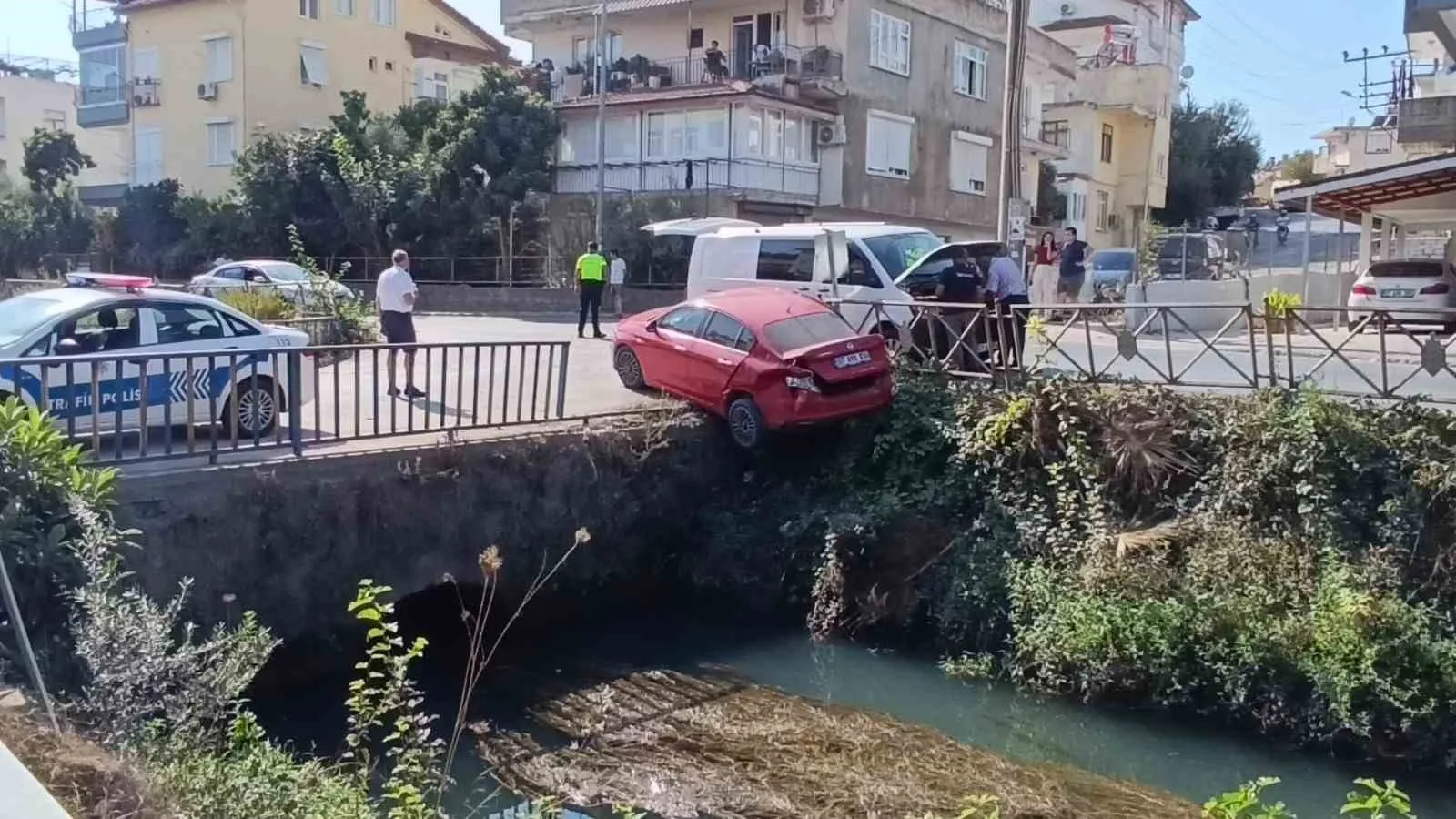 Kaza yapan İrlandalı sürücünün otomobili sulama kanalında asılı kaldı