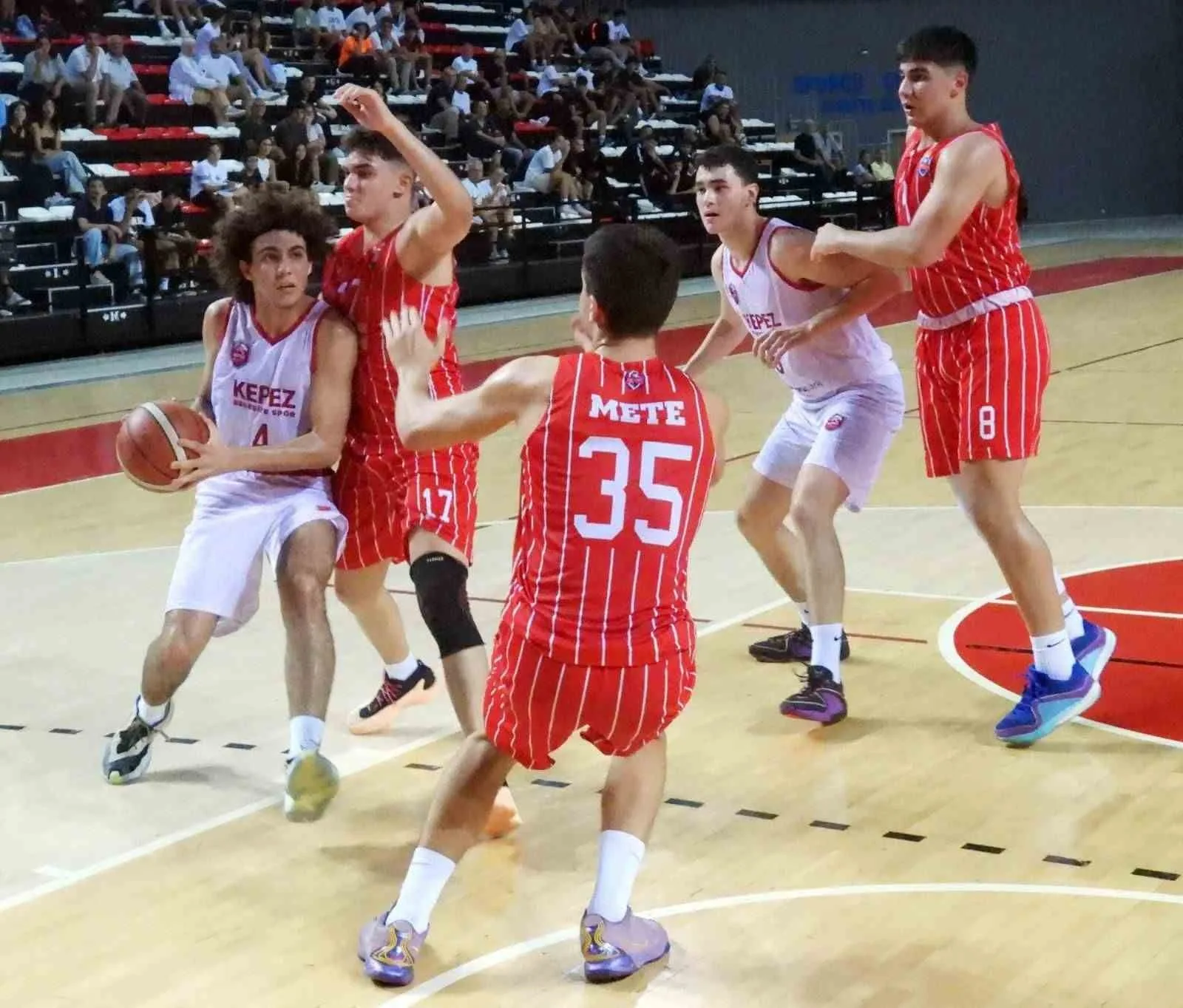 Kepez basketbol takımı, geriye düştüğü maçı farklı kazandı