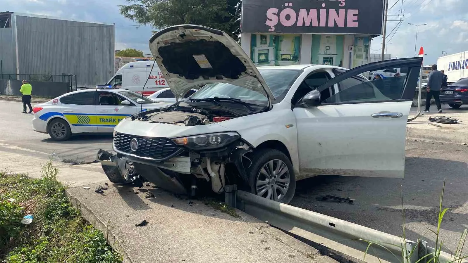 Kocaeli’de otomobil kaldırıma çıktı: 1’i bebek 3 yaralı